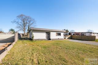 <strong>IDEALIS VASTGOED - CHARMANTE INSTAPKLARE GEZINSWONING MET EEN LICHTRIJKE LEEFRUIMTE, MODERNE OPEN KEUKEN MET KOOKEILAND, 3 RUIME SLAAPKAMERS EN BADKAMER. DE WONING IS GELEGEN OP EEN PRACHTIG PERCEEL VAN 12A 68CA! Deze knappe bungalow omvat een aangename 140m² bewoonbare oppervlakte met een lichtrijke woonkamer met aansluitend een moderne open keuken met kookeiland (voorzien van alle comfort), 3 ruime slaapkamers en een badkamer. De woning biedt verder een kelderverdieping en een zeer ruime tuin. Een unieke kans voor kandidaten op zoek naar een instapklaar huis voorzien van alle faciliteiten op een hele fijne locatie tussen de centra van Oudsbergen, Bree en Peer!</strong><br /><br /><strong>LIGGING: </strong><br />Deze woning is gelegen op een aangenaam perceel, in het rustige Wijshagen, deel van Oudsbergen. Vanuit deze locatie is men op enkele autominuten verwijderd van zowel de centra van Oudsbergen, Bree, Bocholt en Peer. Sportfaciliteiten, een krantenwinkel, horeca, een frituur en vooral ook een heel groene omgeving zijn op wandelafstand bereikbaar. De woning is omgeven door een onderhoudsvriendelijke en omheinde tuin! Een rustige ligging gecombineerd met een vlotte verbinding ten opzichte van omliggende gemeenten.<br /><br /><strong>INDELING: </strong><br /><strong>Gelijkvloerse verdieping: </strong><br />- ontvangsthal – badkamer (met douche en wastafel met spiegel)  – apart toilet – slaapkamer 1 – slaapkamer 2 – slaapkamer 3 - lichtrijke woonkamer (bestaande uit salon- en eetgedeelte) – open leefkeuken met kookeiland aansluitend aan woonkamer (voorzien van alle comfort zoals oven, vaatwas, vuur met dampkap en rechtstreekse toegang tot tuin)<br /><br /><strong>Kelderverdieping:</strong><br />- ruime kelder –<br /><br /><strong>Tuin: </strong><br />-  Onderhoudsvriendelijk ruim perceel van 1268m² –<br /><br /><strong>EXTRA TROEVEN:</strong><br />- Fijne locatie, rustig doch centraal t.o.v. omliggende gemeenten<br />- Instapklare woning<br />- Recente keuken<br />- Recente badkamer<br />- Recente ramen en deuren<br />- Functionele indeling<br />- lichtrijke woonkamer<br />- 3 slaapkamers<br />- 2 badkamers<br />- volledig gelijkvloers<br />- ruime kelder<br /><br /><strong>Stedenbouwkundige Inlichtingen:</strong><br />Bouwvergunning - Woongebied - Geen dagvaarding - Geen voorkooprecht – Verkavelingsvergunning - Geen watergevoelig openruimtegebied -<br /><br /><strong>E-peil: </strong>EPC: 498 kWh/m² <strong>met certificaatnummer:</strong> 20190816-0002179746-RES-2<br /><br /><strong>O-peil:</strong> niet overstromingsgevoelig gebied<br />P-score: A<br />G-score: A<br /><br /><strong>Benieuwd naar deze woning?<br />Wenst U advies omtrent uw eigen woning? Graag plannen wij vrijblijvend met U een afspraak in om onze expertise met U te delen, steeds tot Uw dienst!!<br />Neem contact op met IDEALIS VASTGOED op 011/515 565 of mail naar info@idealisvastgoed.be!<br />            </strong>