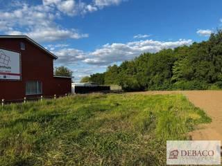 Goed gelegen bouwgrond voor open bebouwing!Totale oppervlakte 572m².Plan en stedenbouwkundige voorschriften te verkrijgen via kantoor op...