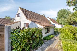 De woning omvat inkomhall, slaapkamer op gelijkvloers verdieping, badkamer voorzien van ligbad, toilet en lavabomeubel, open ingerichte keuken met aanpalend leefruimte. <br /><br />De woning beschikt over een zongerichte tuin en een ruime buitenberging. <br />Parking aanwezig voor de woning. <br /><br />TROEVEN:<br />- Goede investering <br />- 3 slaapkamers<br />- Zongerichte tuin