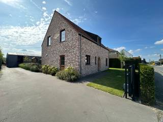 Bent u op zoek naar een unieke combinatie van comfortabel wonen en zakelijk ondernemen? Ontdek deze prachtige energiezuinige woning met een...