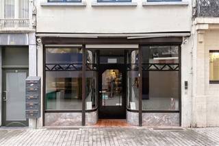 Op slechts enkele minuten wandelen van de iconische Grote Markt, schuin tegenover het Fakkeltheater en twee panden verwijderd van Frituur No.1, de bekendste frituur van België, geniet dit uitzonderlijke gemengde pand van een topligging in het historische centrum van Antwerpen.Het gelijkvloers biedt circa 160 m² en beschikt over een gevelbreedte van vijf meter, unieke raampartijen en veel natuurlijk licht. Dankzij de uitstekende zichtbaarheid en flexibele indeling is de ruimte bijzonder geschikt voor een horecaconcept of andere commerciële invulling.Boven de handelsruimte bevindt zich een ruime triplexwoning van circa 120 m², verdeeld over drie verdiepingen. De woning omvat een leefruimte, keuken, badkamer en meerdere slaapkamers. Ideaal voor wie ondernemen en wonen onder één dak wil combineren.Een unieke opportuniteit op een centrale locatie, vlot bereikbaar te voet, met de fiets en met het openbaar vervoer.