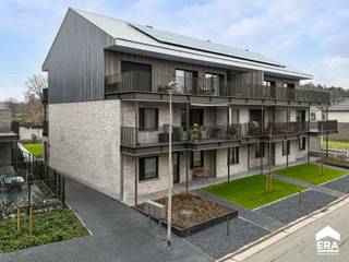 Gelijkvloers nieuwbouwappartement met 2 slaapkamers en ruim terras. Residentie Lindeloo, letterlijk “Lindenbos”, is een stijlvol nieuwbouwproject op...