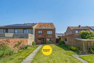 Op zoek naar een ruime woning met veel potentieel die je volledig naar je eigen smaak kunt moderniseren? Op een vlot bereikbare locatie tussen Zandvoorde en Oudenburg vind je deze verrassend ruime halfopen woning uit 1963, gelegen op een perceel van 364 m² met een zongerichte tuin.<br /><br />Bij het binnenkomen kom je terecht in de inkomhal, die toegang biedt tot de lichtrijke leefruimte met erker. Aansluitend bevinden zich de keuken, een apart toilet, een praktische berghoek en de toegang tot de kelder. Achteraan geniet je van een zonnige tuin met gazon, aangevuld met een gemetste berging met zolderruimte en een afzonderlijke garage voorzien van elektriciteit en een smeerput.<br /><br />Op de eerste verdieping zijn er drie volwaardige slaapkamers en een badkamer met douche, toilet en lavabomeubel. De tweede verdieping herbergt nog een ruime vierde slaapkamer en een berging waar ook de cv-ketel is opgesteld.<br /><br />Hoewel de woning uit de jaren zestig dateert en op vandaag een opfrissing kan gebruiken, is de energetische score een aangename verrassing. Dankzij het geïsoleerde dak (18 cm isolatie) behaalt de woning een EPC-label D (308 kWh/m²). Dat betekent dat de woning niet onder de renovatieverplichting valt, waardoor je de vrijheid hebt om stap voor stap te renoveren volgens je eigen planning en budget.<br /><br />Warm geworden van deze woning? Contacteer ons vandaag nog voor meer informatie of plan een bezoek ter plaatse.<br /><br />De vermelde prijs is een richtprijs. Elk bod, hoger of lager, wordt aan de eigenaar voorgelegd, die zich het recht voorbehoudt het al dan niet te aanvaarden.<br /><br />Neem voorsprong met een vrijblijvende schatting via:<br />www.residentievastgoed.be/gratisonlineschatten