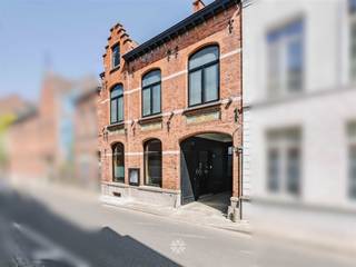 <p><span>RONSE - Bent u op zoek naar een unieke combinatie van een eigendom waar wonen en werken naadloos samengaan?</span></p><p><span> </span></p><p><span>Dan is dit uitzonderlijke pand in hartje Ronse een unieke opportuniteit. Dankzij de veelzijdige indeling, de royale volumes en de talrijke afwerkingsmogelijkheden leent deze eigendom zich perfect voor zelfstandigen, ondernemers of creatieve professionals die op zoek zijn naar een combinatie van woon- en werkruimte!</span></p><p><span> </span></p><p><span>De belangrijkste kenmerken in een notendop:</span></p><ul><li><span>Gelegen in het historische stadscentrum van Ronse</span></li><li><span>Veelzijdig inzetbaar als handelsruimte, kantoor, atelier, opslagruimte of showroom</span></li><li><span>Grote inrijpoort met voldoende hoogte voor camionette, bestelwagen of trailer</span></li><li><span>Trendy loft in opbouwfase met reeds voorziene domotica en vloerverwarming en warmtepomp </span></li><li><span>Geslaagde combinatie van industriële architectuur en authentieke elementen</span></li><li><span>Uitzonderlijk ruimtelijk gevoel dankzij de hoge plafonds en grote raampartijen</span></li><li><span>Overvloedige natuurlijke lichtinval</span></li><li><span>Zonnige Binnen-patio met volledige privacy </span></li><li><span>Ideaal voor wie wonen en werken op één locatie wenst te combineren</span></li></ul><p><span> </span></p><p><span>Zo ziet het handelspand en de loft eruit:</span></p><p><span>Via de ruime inrijpoort betreedt u het handelsgedeelte, dat vandaag bestaat uit verschillende bureauruimtes, een keukenruimte, sanitair, een grote opslagruimte en een bijzonder ruime hangar. Dankzij de flexibele indeling zijn tal van invullingen mogelijk, afhankelijk van uw professionele noden.</span></p><p><span>Via een buitentrap bereikt u de sfeervolle binnen-patio, een aangename buitenruimte die geniet van volledige privacy en een oase van rust vormt midden in de stad. </span></p><p><span>De loft werd ontworpen rond een hoogwaardige veranda die baadt in het natuurlijke licht. Deze ruimte kan naar eigen wens worden ingericht als leefruimte, extra zithoek of meerdere slaapkamers. In het oorspronkelijke woongedeelte aan de voorzijde bevinden zich de keuken, eetkamer en leefruimte. Alle leidingen en technische voorzieningen zijn aanwezig voor de installatie van badkamer en sanitair, waardoor u de verdere afwerking volledig naar eigen smaak kunt realiseren.</span></p><p><span>Een eigendom met karakter, volume en bijzonder veel potentieel, waar wonen en ondernemen op een unieke manier samenkomen. Een unieke opportuniteit in het centrum van Ronse. </span></p>