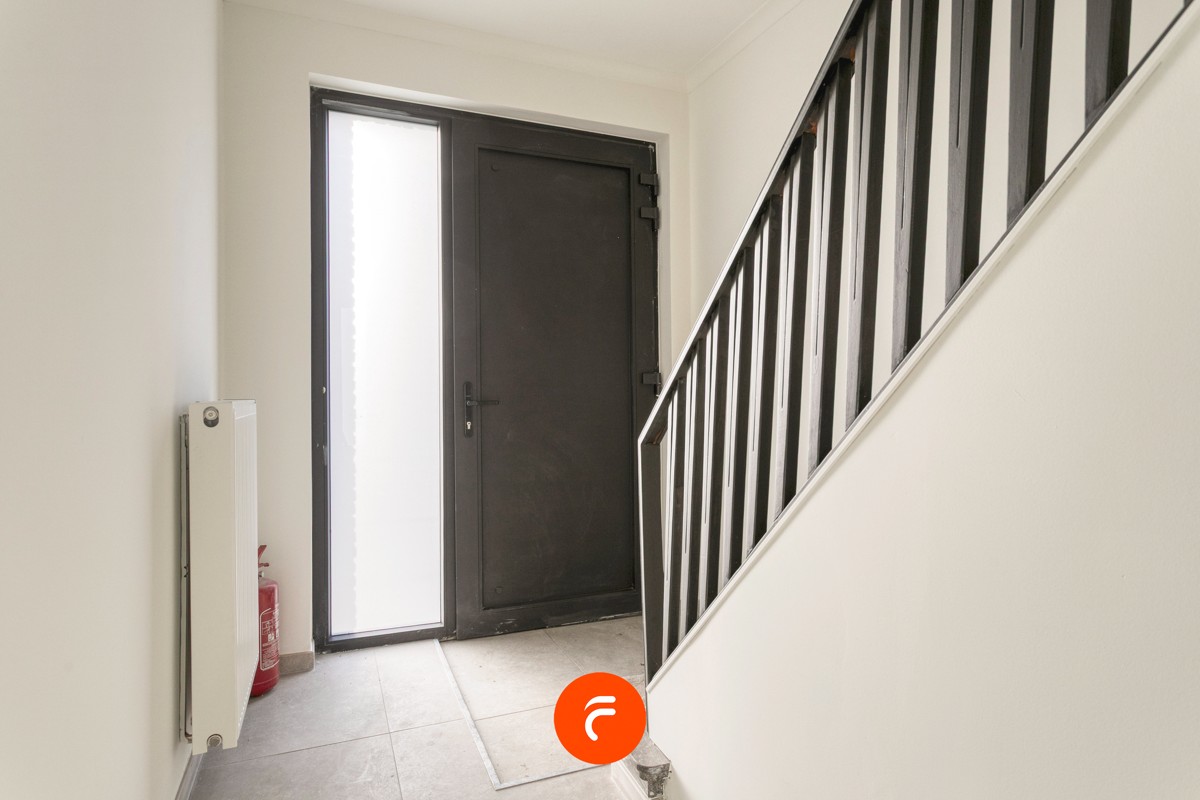 Halfopen woning met 5 slaapkamers in gezinsvriendelijke buurt. - foto 5