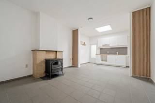 2 INSTAPKLARE 1 SLAAPKAMERS APPARTEMENTEN<br /><strong>ELK MET EIGEN NUTSVOORZIENINGEN</strong> <strong>EN HUISNUMMER</strong>  <br /><strong>gelijkvloers </strong> : Living met keukenblok , ruimte met douche lavabo en aparte wc, wasplaats /berging,ruim terras 1 slaapkamer<br /><strong>1 ste verd</strong>    :  Living met keukenblok , ruimte met douche lavabo en aparte wc, wasplaats /berging, 1 slaapkamer <br />EPC 250