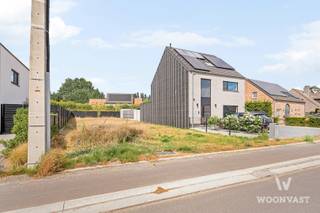 Bouwgrond van 465,00 m² (lot 5) aan de Neerstraat te Waasmunster, bestemd voor halfopen bebouwing binnen een vergunde verkaveling.<br /><br />Troeven<br />• 465,00 m² volgens opmeting door een landmeter-expert.<br />• Bestemd voor halfopen bebouwing, lot 5 van een vergunde verkaveling<br />• Geen bouwverplichting: je bouwt op jouw tempo, met jouw architect<br />• Infrastructuurwerken uitgevoerd, nutsleidingen liggen aan de straat<br />• Blanco bodemattest en blanco maatregelenregister<br />• Overstromingsgevoeligheid P-score A, niet in risicozone<br />• Geen voorkooprecht, geen erfgoedbescherming<br />• Gelegen in woongebied met landelijk karakter<br /><br />Ligging<br />Lokale erftoegangsweg met beperkt doorgaand verkeer. Vlotte verbinding met Waasmunster-centrum, scholen en handel; E17 op korte rijafstand.<br /><br />Verkavelingsvoorschriften en opmetingsplan op aanvraag. Contacteer Woonvast voor een plaatsbezoek: 03 232 31 40 – welkom@woonvast.be