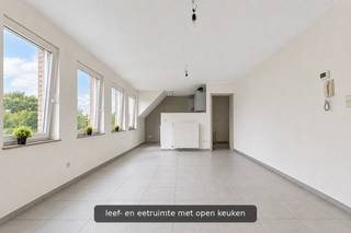 Veel daglicht, drie slaapkamers en een rustige ligging: dit duplexappartement heeft verrassend veel te bieden.<br /><br />De woonkamer, eetruimte en open keuken vormen samen een ruime en aangename leefruimte. Dankzij de grote raampartijen valt er veel natuurlijk licht binnen. Deze ruimtes werden recent geschilderd in frisse, tijdloze kleuren, waardoor het appartement opnieuw licht en verzorgd aanvoelt.<br /><br />Op de eerste verdieping bevinden zich <strong>twee volwaardige slaapkamers</strong>. Via een vaste trap bereik je de zolderverdieping, ingericht als een <strong>bijzonder ruime derde slaapkamer</strong>. Ze kan ook dienstdoen als tienerkamer, thuiskantoor of een combinatie van slapen en werken.<br /><br />Verder zijn er een badkamer met dubbele lavabo en inloopdouche, een praktische berging en een <strong>private garage</strong>.<br /><br />Het appartement verkeert algemeen in zeer goede staat. Enkele vloertegels vertonen barstjes en de slaapkamers en badkamer kunnen nog een likje verf gebruiken. Met een aantal beperkte ingrepen kun je het interieur dus verder naar je eigen smaak afwerken. De AI-visualisaties bij de foto’s tonen mogelijke opfrissingen en niet de huidige toestand.<br /><br />Het appartement heeft geen privéterras. Achter het gebouw bevindt zich wel een <strong>gemeenschappelijk buitenterras</strong> waarvan je gebruik kunt maken. Ook verschillende mooie wandelroutes liggen vlakbij.<br /><br />Hier woon je rustig, terwijl het centrum van Oudenaarde, winkels, scholen en belangrijke verbindingswegen vlot bereikbaar blijven.<br /><br />Benieuwd hoe ruim en licht het appartement in werkelijkheid aanvoelt?<br /><br />Plan je bezoek met Alexander van OC Vastgoed via <strong>0476 62 30 37</strong>.<br /><br />CV: aardgas <br />EPC: 145 kWh/m²jaar (B-label) – Bruto vloeroppervlakte: 125 m² volgens het EPC-attest (excl. garage)<br />Stedenbouwkundige inlichtingen: woongebied, bouwvergunning, verkavelingsvergunning, voorkooprecht, geen rechterlijke herstelmaatregel of bestuurlijke maatregel opgelegd.<br />Geen overstromingsgevoelig gebied: P-score: B, G-score: A.<br />Geen renovatieverplichting.