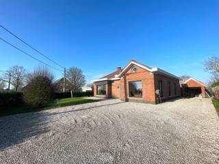 Zonnebeke - Luxe, licht en levenskwaliteit - instapklare gelijkvloerse woning te koop.Welkom in deze volledig gerenoveerde gelijkvloerse woning waar...