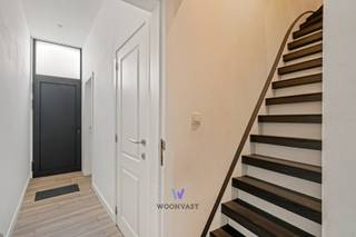 Deze volledig gerenoveerde woning uit 2015 combineert comfort, stijl en praktisch wonen. Bij binnenkomst word je verwelkomd door een lichte en...