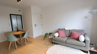 Dit moderne appartement bevindt zich op de derde verdieping van een kleinschalig appartementsgebouw.<br />Via de gemeenschappelijke inkomhal bereiken we het appartement, dat bestaat uit een lichtrijke woonkamer met open, volledig ingerichte keuken, een slaapkamer, een badkamer en een praktische berging.<br />De hal werd afgewerkt met een stijlvolle stalen deur, die het appartement een moderne uitstraling geeft.<br />De eigentijdse keuken beschikt over een duurzaam composiet werkblad en is uitgerust met volgende toestellen: een spoeltafel met afdruiprek, vaatwasser, keramische kookplaat, dampkap, koelkast en combi-oven.<br />De badkamer is voorzien van een badmeubel, een douche en een toilet.<br /><br />Aan de voorzijde van het appartement bevindt zich een aangenaam zonneterras.<br /><br />Troeven van dit appartement:<br />- Centrale ligging.<br />- Volledig geschilderd.<br />- Parketvloer met vloerverwarming.<br />- Zonnescreens aanwezig.<br />- Verlichtingsarmaturen aanwezig. <br /><br />Op het gelijkvloers beschikt het appartement bovendien over een extra private berging met aansluiting voor een wasmachine.<br />Achter het gebouw bevindt zich een afgesloten fietsenberging.<br />Er is geen lift aanwezig in het gebouw.<br /><br />Beschikbaar vanaf 1 oktober 2026.<br />Gemeenschappelijke kosten: € 30 per maand.<br /><br /><strong><u>Benieuwd naar dit appartement ? </u></strong><br />Ga naar de website www.dicasa.be, klik op het pand dat je wenst te huren. Via de knop "Bezoek aanvragen" vragen we u kort een profiel in te vullen.<br />Daarna nemen we contact op voor een bezoek. Telefonisch kunnen er geen afspraken gemaakt worden.