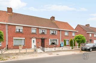 Te koop: woning met garage en uitweg in Oostrozebeke

In Oostrozebeke bevindt zich deze op te frissen woning met een praktische indeling, garage en handige uitweg achteraan. Een ideale opportuniteit voor wie een woning volledig naar eigen smaak wil renoveren.

Wat maakt dit pand uniek?
Via de inkomhal bereikt u de leefruimte met aansluitende eetplaats en de keuken, die volledig naar eigen wens kan worden ingericht. Daarnaast nog een badkamer. Boven vindt u drie slaapkamers. Daarnaast beschikt de woning over een kelder en een ruime zolder, ideaal als extra bergruimte of met potentieel voor verdere inrichting.

Een absolute troef is de uitweg achteraan, die rechtstreeks toegang geeft tot de garage en zorgt voor extra parkeergemak.

Voor wie is dit ideaal?
Ideaal voor mensen die op zoek zijn naar een woning met veel potentieel op een rustige ligging in Oostrozebeke.

Te koop via Immo Beguin, jouw vastgoedexpert sinds 2009, met kantoren in Ronse, Waregem, Kortrijk, Deinze, Doornik en Lessines.
Meer info of bezoek aanvragen via: luna@immobeguin.be