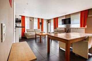 <div><div> <p>Gelijkvloers hoekappartement met tuin en garage.</p><p>Dit instapklaar gelijkvloers hoekappartement met zijtuin van 30 m² is gelegen op een aangename en vlot bereikbare locatie, nabij het Ertbruggepark en op wandelafstand van tram- en bushaltes. Het appartement omvat een inkomhal met vestiaire en afzonderlijk toilet met handenwasser. De leefruimte is afgewerkt met tegelvloer en sluit aan op een halfopen, volledig ingerichte keuken met alle toestellen. De badkamer is voorzien van een dubbele wastafel en ligbad. Verder zijn er twee slaapkamers van 7 m² en 17 m², beide uitgerust met ingemaakte kasten. Daarnaast is er een praktische bergruimte/wasplaats. Het appartement werd recent voorzien van nieuwe ramen met rolluiken en beschikt over een goedgekeurde elektrische installatie en individuele centrale verwarming op gas.. De zijtuin van 30 m² vormt een aangename buitenruimte en versterkt het open karakter van dit hoekappartement. Het appartement beschikt over een privatieve garagebox met oprit ervoor, waarbij de oprit kan gebruikt worden als extra autostaanplaats vóór de garagebox. Deze is verplicht bij aan te kopen voor € 30.000. </p></div> </div>