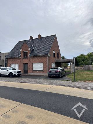 Deze alleenstaande woning bestaat uit: inkomhal - toilet - keuken - berging - wasplaats - living - oprit - carport - terras - tuin - extra bergruimte - buitentoilet - nachthal - toilet bovenverdieping - badkamer - 3 slaapkamers. <br /><br />De woning is voorzien van 12 zonnepanelen. <br /><br />Huurprijs woning 950 €/mnd. <br />EPC-Label C