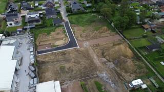 Dit perceel in Ooigem (Wielsbeke) biedt een bijzonder gunstige ligging. Je woont er op wandelafstand van winkels, scholen en openbaar vervoer, én geniet van een snelle aansluiting op de belangrijkste invalswegen.
Op dit perceel realiseer je een halfopen bebouwing met ruime bouwvoorschriften die je heel wat vrijheid geven. Wij bouwen hier jouw nieuwe, energiezuinige woning volledig op maat én tegen een vaste prijs.
Contacteer ons en ontdek hoe jouw woondroom hier werkelijkheid kan worden.