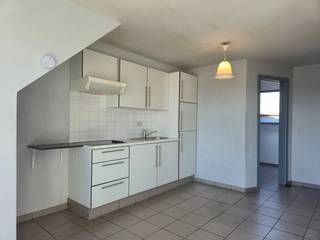 In de Rechtstro 20E te Wachtebeke vindt u dit aangename dakappartement op de derde verdieping (geen lift aanwezig). Het appartement beschikt over 1 slaapkamer, een aparte bureauruimte die eventueel als kinderkamer kan worden ingericht en een ruim, zonnig terras waar het heerlijk vertoeven is. Een mooie extra troef is de eigen parkeerplaats met bijhorende berging. Bovendien zijn er geen gemeenschappelijke kosten (syndicuskosten). Het maandelijkse verbruik van de verwarming op aardgas is reeds inbegrepen in de huurprijs.<br /><br />Troeven:<br />- Verwarming inbegrepen in de huurprijs<br />- Geen gemeenschappelijke kosten<br />- Dakappartement<br />- Bureau / mogelijke kinderkamer<br />- Ruim en zonnig terras<br />- Eigen parkeerplaats<br /><br />Indeling:<br />Het appartement beschikt over een aangename leefruimte, 1 slaapkamer, een aparte bureauruimte die eveneens dienst kan doen als kinderkamer en een badkamer met douche. Het ruime en zonnige terras vormt een absolute meerwaarde en biedt een heerlijke plek om buiten te genieten. Daarnaast beschikt u over een eigen parkeerplaats en praktische berging. Huurprijs: € 850 per maand, inclusief het maandelijkse verbruik van de verwarming op aardgas. Geen gemeenschappelijke kosten.<br /><br />Interesse? Gelieve uitsluitend per e-mail contact op te nemen via dario@immomamo.be