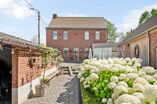 À vendre : propriété unique avec B&B et habitation privée, idéalement située à MaterSituée dans un environnement exceptionnellement calme et verdoyant à Mater, cette propriété de caractère comprend un B&B entièrement aménagé ainsi qu’une habitation privée distincte.La maison bénéficie d’une magnifique vue panoramique sur les Ardennes flamandes.Qu’est-ce qui rend ce bien unique ?L’habitation privée est entièrement séparée de la partie B&B et comprend un espace de vie ouvert avec salon, salle à manger et cuisine entièrement équipée, complété par trois chambres à coucher spacieuses et une salle de bains. Elle dispose également d’un grenier offrant des possibilités d’aménagement ainsi que d’une cave.La partie B&B comprend quant à elle quatre chambres d’hôtes lumineuses, chacune avec sa propre salle de bains. On y trouve également une vaste salle de petit-déjeuner commune avec cuisine ouverte et coin salon, où de grandes baies vitrées offrent une vue imprenable sur les champs environnants. Un espace de stationnement suffisant est également prévu.La combinaison d’un B&B prêt à l’emploi, d’une habitation séparée et d’une situation exceptionnelle fait de cette propriété un bien particulièrement polyvalent avec un fort potentiel.Il existe en outre la possibilité de transformer l’ensemble en habitation unifamiliale complète (sous réserve d’obtention des autorisations nécessaires).Pour qui ce bien est-il idéal ?Idéal pour les entrepreneurs, les investisseurs ou les amateurs d’un certain art de vivre souhaitant combiner habitation et activité professionnelle dans un environnement unique et attrayant sur le plan touristique.À vendre via Immo Beguin, votre expert immobilier depuis 2009, avec des agences à Renaix, Waregem, Courtrai, Deinze, Tournai et Lessines.Visites sur rendez-vous via : info@immobeguin.be