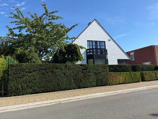<p>Goed onderhouden, vrijstaande gezinswoning (bj. 1997) op een perceel van 638 m² met een bewoonbare oppervlakte van 240 m² en 53 m² geïsoleerde zolder. Rustig en landelijk gelegen in Merelbeke op wandelafstand van school, bus en winkels, met een vlotte verbinding naar Gent, N60 en E17/E40. Energiezuinig (EPC-label B, geen renovatieplicht) met een Viessmann condensatieketel (2018) en vloerverwarming op het gelijkvloers.</p><p>Indeling van de woning:<br />Gelijkvloers: Ruime inkomhal met vestiaire en gastentoilet. Lichtrijke woonkamer met houthaard, ingebouwde kasten en deels buiten-zonnewering. Afzonderlijke keuken met zicht op de tuin. Volwaardige slaapkamer met aangrenzende badkamer en dressing. Praktische was-/technische berging en een aparte koele berging.<br />Eerste verdieping: Brede nachthal via natuurstenen trap. 3 ruime kamers , flexibel in te richten als slaapkamer, hobbyruimte of kantoor. Doucheruimte met ingebouwde kasten en een apart tweede toilet.<br />Zolder &amp; Buiten: Geïsoleerde bergzolder (53 m²) met uitschuifbare trap. Compacte, onderhoudsvriendelijke tuin rondom met een grote, kwalitatieve carport.<br />De troeven op een rij:<br />EPC B &amp; Vloerverwarming: Energiezuinig, Viessmann ketel (2018), vloerverwarming beneden. Geen renovatieverplichting.<br />Levensloopbestendig: Volledig woonprogramma op het gelijkvloers. Ideaal voor minder mobiele personen alsook mogelijkheid tot zorgwoning of kangoeroewoning.<br />Grote volumes: 240 m² bewoonbare oppervlakte met flexibele indeling (mogelijkheid tot 5 slaapkamers of praktijk).<br />Toplocatie: Rustige buurt nabij Gent/invalswegen. Prachtige landelijke omgeving (Scheldemeersen).<br />Uitstekend onderhouden:</p>