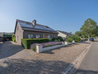 <span><strong>VRIJSTAANDE WONING MET 4 SLAAPKAMERS OP EEN PERCEEL VAN 5A 26CA NABIJ CENTRUM MAASEIK<br /><br />TROEVEN<br /></strong>- <span>Gelegen in een rustige en kindvriendelijke woonwijk nabij het centrum van Maaseik.<br />- Gemoderniseerde instapklare woning afgewerkt met hoogwaardige en kwalitatieve materialen (moderne keuken met eiland en apparatuur, moderne badkamer, inbouwkasten), recent geverfd.<br />- Badkamer &amp; 2 slaapkamers op het <strong>gelijkvloers</strong>: ideale levensloopwoning! </span><br /><span>- EPC-label C: energiezuinige woning!</span><strong><br /><br />KELDERVERDIEPING -01 (97,51 m²)<br /></strong>- Garage (3,70 m x 8,90 m = 32,93 m²): betonvloer<br />- Kelderruimte (64,58 m²): betonvloer <strong><br /><br />GELIJKVLOERS 00 (113,36 m²)<br /></strong>- Inkomhal (2,89 m x 2,70 m = 7,80 m²): inbouwkast (vestiaire), tegelvloer.<br />- Woonkamer (3,90 m x 3,70 m + 5,10 m x 4,30 m = 36,36 m²): houtkachel, glazen binnendeur met houtwerk, verbinding met keuken, parketvloer. </span><br /><span>- Keuken (3,90 m x 3,00 m = 11,70 m²): keukenwand (onder- en bovenkasten, lades, spoelbak, inductiekookplaat, dampkap, koelkast en vaatvasser), keukeneiland (onder- en bovenkasten, oven en microgolfoven), tegelvloer.</span><br /><span>- Toilet (0,90 m x 1,40 m = 1,26 m²): hangtoilet, wasbakje, tegelvloer.</span><br /><span>- Berging (2,00 m x 3,00 m = 6,00 m²): tegelvloer.</span><br /><span>- Wasplaats (2,80 m x 1,75 m = 4,90 m²): inbouwkasten voor aansluiting wasmachine en droogkast, tegelvloer. </span><br /><span>- Sas (1,25 m x 3,00 m = 3,75 m²): tegelvloer. <br /></span><span>- Overloop (0,93 m x 7,15 m = 6,64 m²): tegelvloer.<br />- Badkamer (3,50 m x 3,00 m = 10,50 m²): badkamermeubel (dubbele lavabo en onderkasten), ligbad, inloopdouche, tegelvloer.<br />- Slaapkamer 1 (3,50 m x 3,54 m = 12,39 m²): laminaatvloer.<br />- Slaapkamer 2 (4,02 m x 3,00 m = 12,06 m²): tegelvloer.</span><br /><br /><span><strong>VERDIEPING</strong> <strong>+01 (53,07 m²)</strong></span><br /><span>- Tussenhal (4,16 m x 2,78 m = 11,56 m²): laminaatvloer.<br />- Slaapkamer 3 (5,40 m x 3,53 m = 19,06 m²): laminaatvloer.<br />- Slaapkamer 4 (4,00 m x 3,92 m = 15,68 m²): aansluitend inloopdressing (1,10 m x 3,92 m = 4,31 m²) + toilet (1,14 m x 2,16 m = 2,46 m²), laminaatvloer.</span><br /><br /><span><strong>EXTERIEUR</strong></span><br /><span>- Volledig omheind.<strong><br /></strong>- Carport aanwezig.<br />- Overdekt terras. <br /></span>