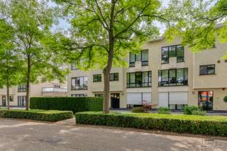 Dit prachtig appartement van 115 m² is gelegen op een uitstekende locatie in Brasschaat en beschikt over drie slaapkamers. Bij het betreden van...