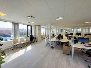 Very bright and recently renovated office space in a modern building on the Zelliksesteenweg in Sint-Agatha-Berchem.Excellent accessibility by car,...