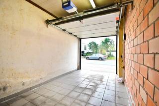 Deze ruime gezinswoning biedt 170 m² woonruimte en is te renoveren.<br /><br />Op het gelijkvloers bevinden zich de inkomhal, de living van 28,5 m², de keuken van 15,3 m², een veranda van 15,39 m², een inpandige garage van 13,78 m², een terras en een berging.<br />Op de eerste verdieping zijn er drie slaapkamers van respectievelijk 14 m², 10,7 m² en 9,6 m², evenals een badkamer met ligbad. Daarnaast beschikt de woning over een ruime zolder van 30 m².<br />Achteraan bevinden zich nog stallen met een oppervlakte van 102 m².<br />De woning is voorzien van centrale verwarming op aardgas, met radiatoren in de volledige woning, ook op de bovenverdieping.<br /><br />Het EPC heeft label F. Er geldt een renovatieverplichting.<br /><br />Voor meer informatie en/of een bezoek kunt u contact opnemen via 0495/733419 of is.waasmunster@skynet.be.