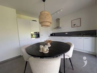 <p><span>Dit mooie nieuwbouw appartement is gelegen in residentie Luster te Aarschot, in een rustige omgeving maar toch vlakbij het station en belangrijke invalswegen (E314 - Leuvensesteenweg). Deze site heeft een mooie architectuur met extra aandacht voor duurzaamheid. Door het gebruik van energiezuinige materialen in combinatie met een warmte net (geothermie) is er veel geïnvesteerd in het comfort voor de bewoners. </span></p><p><span> </span></p><p><span>Dit tweeslaapkamer appartement is gelegen op de 1ste verdieping. De leefruimte met open keuken heeft rechtstreeks aansluiting met een praktische berging / wasplaats en een mooi overdekt terras van 9m². In de badkamer kan je een ruime inloopdouche met dubbele wastafel terugvinden. Aan de tuinkant heb je 2 mooie slaapkamers voorzien van elektrische screens.</span></p><p><span> </span></p><p><span>In de ondergrondse parking is er nog 1 staanplaats met laadpaal voor je elektrische wagen.</span></p><p><span> </span></p><p><span> </span></p><p><span>Beschikbaar vanaf 01/08/2026, €75 provisie per maand voor gemeenschappelijke delen.</span></p><p><span> </span></p><p><span>Wordt jij de bewoner van dit stijlvolle appartement? </span><span>Vraag uw bezoek aan via onze website</span></p>