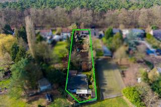 Deze uiterst charmante halfopen woning met bijgebouw is gelegen in een groene en rustige omgeving, vlakbij de vaart en de E10-plas, een ideale locatie voor fiets- en wandelliefhebbers.<br /><br /><strong>Indeling hoofdwoning</strong><br />Via de verzorgde voortuin betreedt u de woning in de inkomhal. De gezellige woonkamer met eetruimte vormt het hart van het huis. Aansluitend bevindt zich de ruime keuken. Achteraan is er een polyvalente ruimte die kan ingericht worden als bureau, speelkamer of extra zithoek. Vanuit de keuken, eetkamer én polyvalente ruimte heeft u directe toegang tot de tuin.<br />Op de eerste verdieping bevinden zich momenteel twee ruime slaapkamers (voorheen drie, eenvoudig terug te brengen naar de oorspronkelijke indeling) en een badkamer uitgerust met ligbad, lavabomeubel, toilet en aansluiting voor wasmachine en droogkast.<br />Verder beschikt de woning over een praktische zolderruimte.<br /><br /><strong>Bijgebouw</strong><br />Achteraan het perceel bevindt zich een bijgebouw.<br /><br /><strong>Tuin en extra’s</strong><br />De prachtig aangelegde tuin met vijver en verschillende zithoeken biedt een oase van rust en privacy.<br />Daarnaast is er een ruime garage met opbergzolder, evenals een kelder en kruipruimte onder de hoofdwoning.<br /><br /><strong>Bijzonderheden:</strong><br />+ EPC: C – 285 kWh/m²<br />+ Groene, rustige omgeving<br />+ Nabij vaart en E10-plas