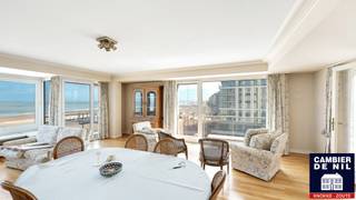 <p>Geniet van een uitzonderlijk zeezicht dat reikt tot in Nederland in dit ruime appartement van 155 m². Dit hoekappartement combineert een prestigieuze locatie met een indrukwekkende lichtinval en een panoramisch uitzicht op de Noordzee.</p>
<p>Bij binnenkomst verwelkomt een elegante inkomhal met vestiaire en gastentoilet u. De royale woon- en eetkamer biedt een adembenemend zicht op de zee, terwijl de keuken perfect aansluit op het woongedeelte. Het appartement telt drie volwaardige slaapkamers en een charmante kinderkamer, allen met zijdelings zeezicht, aangevuld met drie moderne badkamers en/of doucheruimtes.</p>
<p>Dit is een zeldzame kans om te wonen op een toplocatie in het Zoute, waar comfort, ruimte en spectaculair uitzicht samenkomen.</p>