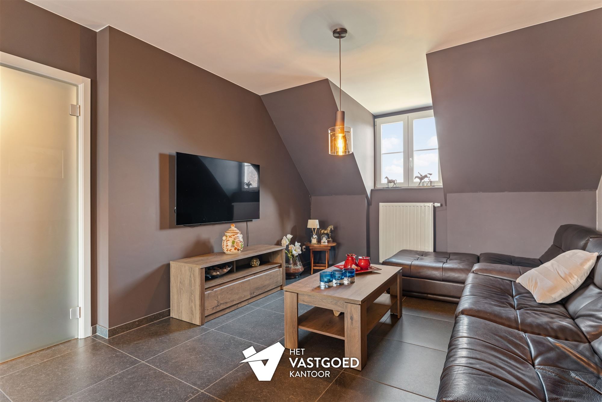 ZEER RUIM DUPLEX APPARTEMENT (158M²) MET 3 SLAAPKAMERS EN ONDERGRONDSE STAANPLAATS MET BERGING TE TESSENDERLO - foto 4