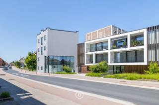Deze eigendom wordt verkocht via het “Close the Deal”-systeem met een startprijs vanaf € 475.000.<br />Elke kandidaat-koper kan een bod uitbrengen boven deze startprijs tot vrijdag 09 oktober 2026 om 18u00. Bezoeken vinden plaats woensdag 7 oktober tussen 15u en 18u.<br /><br />Deze exclusieve duplex ligt vlak bij de markt van Wemmel en is afgewerkt met veel maatwerk en oog voor detail. Het appartement combineert comfort, ruimte en energiezuinig wonen op een toplocatie. Dankzij het EPC A-label en de warmtepomp met vloerverwarming woon je hier efficiënt en toekomstgericht. In de tweede slaapkamer is al de voorbereiding voorzien voor een extra doucheruimte. In de garage beschik je over een ruime fietsenberging en een private kelder. Het appartement wordt verkocht met een verplichte aan te kopen staanplaats aan € 25.000. Een gesloten garagebox is optioneel bij aan te kopen aan € 45.000.<br /><br />Indeling <br />0: Je komt binnen via een ruime inkomhal met ingebouwde vestiaire en gastentoilet. Van daaruit ga je naar de lichtrijke woon- en eetruimte met veel ingebouwde kasten en een praktische wasberging. De open keuken is volledig uitgerust met een kookeiland en hoogwaardige toestellen. Via de leefruimte heb je toegang tot het zuidwestgericht terras.<br />+1: Op de bovenverdieping vind je 2 slaapkamers. De masterbedroom heeft een grote ingebouwde kastenwand en een inloopdressing achteraan. In de nachthal zijn maatwerkkasten voorzien en een ingebouwd bureau, ideaal voor werk of studie. De lichtkoepel zorgt voor veel natuurlijke lichtinval in de hele ruimte. De badkamer is uitgerust met een ligbad, inloopdouche en toilet.<br /><br />Troeven<br />•energiezuinig<br />•private parkeerplaats, fietsenberging en kelder<br />•veel maatwerk<br />•centrale ligging vlak bij winkels en de wekelijkse markt