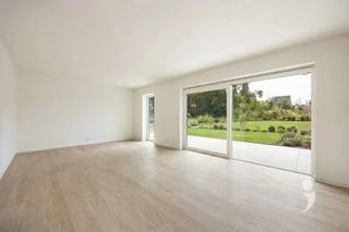 <p><span>Zeer mooi appartement met 3 slaapkamers (136 m²).</span></p><p><span>De inkom situeert zich op de eerste verdieping in het gebouw, op het tuinniveau achteraan. </span></p><p><span>Op dit niveau beschikt het appartement over een inkomhal met gastentoilet, een mooie leefruimte met open keuken (38 m²) en directe toegang tot de tuin en terras. </span></p><p><span>Tevens kan je op dit niveau een aangename masterbedroom met ensuite badkamer terugvinden. </span></p><p><span>Een trap leidt ons naar de verdieping gelijk met het straatniveau. Hier bevinden zich nog 2 slaapkamers, afzonderlijk toilet, 2e badkamer en een berging.</span></p><p><span>Bij dit appartement zijn 2 staanplaatsen voorzien.</span></p><p><span> </span></p><p><span>Nieuwbouwverkoop onder BTW-stelsel (6% BTW mogelijk). Direct beschikbaar.</span></p><p><span> </span></p><p><span>Interesse? Contacteer ons via 016 15 31 15 of <span>info@immolivit.be</span></span><span> </span></p><p><span> </span></p>