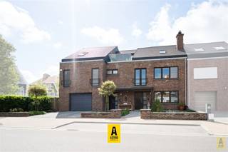 In het hart van het charmante en pittoreske De Haan, op wandelafstand van het strand en het centrum, wacht deze perfect onderhouden voormalige dokterswoning op een nieuwe eigenaar. Met een uitzonderlijke oppervlakte, prachtige lichtinval, en een flexibele indeling, leent deze woning zich uitstekend voor kangoeroewonen, een vrij beroep of royale gezinsbewoning.<br />Troeven van dit unieke pand: Riante bewoonbare oppervlakte verspreid over drie niveaus, zuidgerichte terrassen op het gelijkvloers, eerste én tweede verdieping, tuin met petanqueveld en grote tuinberging, dubbele garage met wasplaats, tot 7 volwaardige slaapkamers mogelijk. Ideaal voor vrij beroep: met aparte praktijkingang, wachtkamer en spreekkamer op het gelijkvloers. Zeer goede staat van onderhoud – instapklaar. Authentieke architectuur met praktische indeling. Dak, terrassen en ramen werden vernieuwd!<br />Gelijkvloers: Praktijkgedeelte met wachtruimte, twee aparte inkomhallen (praktijk & privé), apart toilet, spreekkamer + wachtkamer (momenteel slaapkamer), aparte wasplaats + doucheruimte (eventuele tweede badkamer) en dubbele garage met interne toegang, extra ruimtes met potentieel als hobbykamer, atelier of uitbreiding leefruimte<br />Verdieping: Royale woonkamer met toegang tot een ruim zonnig terras, volledig ingerichte keuken, 3 slaapkamers, ruime badkamer met bad, apart toilet<br />Dakverdieping: Extra slaapkamers, zolderruimte – ideaal als opslag, extra slaapruimte of hobbyruimte en archiefruimtes – perfect voor uitbreiding of aparte wooneenheid, groot zonneterras en terras aan de voorzijde met open zicht<br />Ligging: Gelegen op een toplocatie in de groene Kardinaal Mercierlaan, vlak bij de tramhalte, winkels, restaurants en het strand. Rustig én centraal, met vlotte verbindingen.<br />Een woning met een ziel en ongeziene mogelijkheden.<br />Interesse? Neem contact op voor een bezoek en laat je overtuigen door de charme en ruimte van deze unieke eigendom.