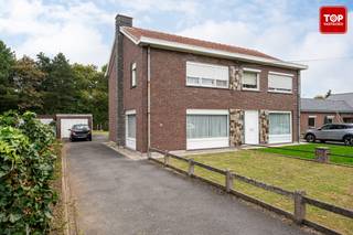 <p>In een rustige straat in Machelen, deelgemeente van Zulte, vind je deze gezellige woning. Een ideale ligging voor wie graag rustig woont, maar toch vlot verbinding wil met Deinze, Waregem en de E17. In de nabije omgeving zijn er winkels, scholen, openbaar vervoer en diverse recreatiemogelijkheden.</p>
<p>Bij het binnenkomen kom je terecht in een lichtrijke leefruimte. Aansluitend bevindt zich de keuken, die met een kleine opfrissing kan worden omgevormd tot een moderne leefkeuken. Op het gelijkvloers is er bovendien een praktische berging die zorgt voor extra opbergruimte.</p>
<p>De eerste verdieping telt twee ruime slaapkamers en een badkamer met ligbad en douche. De woning beschikt daarnaast over een kelder, ideaal voor voorraad of bijkomende opslag.</p>
<p>Buiten is de tuin een echte troef. Via de oprit bereik je de garagebox, en achteraan bevindt zich een afzonderlijk bijgebouw dat perfect kan dienen als tuinhuis, atelier of werkruimte. De tuin biedt volop mogelijkheden om te ontspannen, te tuinieren of gezellig te genieten van het buitenleven.</p>
<p>Troeven:</p>
<ul>
<li>Rustige en aangename ligging</li>
<li>Twee volwaardige slaapkamers</li>
<li>Praktische berging en kelder</li>
<li>Garage en ruime tuin</li>
</ul>
<p></p>
<p>Beschikbaar bij akte.</p>
<p></p>
<p>Voor meer informatie of een bezoek, neem contact op met Top Vastgoed via 0475 700 700.</p>