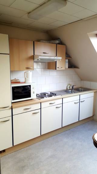 Gezellig dakappartement met 1 slaapkamer. <br />Indeling : woonkamer, open keuken, slaapkamer, badkamer.<br />Keuken voorzien van kookvuur, dampkap, koelkast. Badkamer voorzien van bad, lavabo en toilet.<br />Gelijkvloers : gezamenlijke berging en 1 staanplaats.<br />Voor meer info mail vero@berno.be of bel 052/20 24 40.<br /> 