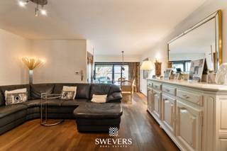 Voor meer info en foto’s, surf naar www.swevers.be – Op de centrale Grote Baan in Houthalen-Helchteren ontdek je deze verrassend ruime woning met werkplaats. Met een bewoonbare oppervlakte van 188 m² en een perceel van 4a 09ca biedt dit pand talloze mogelijkheden voor wie wonen en werken wil combineren. De voorkant van het gelijkvloers van 50 m² was eerst een krantenwinkel maar is na een functiewijziging omgezet naar wonen. Het woongedeelte omvat onder meer een lichtrijke leefruimte, keuken, gastentoilet en berging. Boven zijn er vier volwaardige slaapkamers en een badkamer. Dankzij de vaste trap naar de tweede verdieping benut je elke ruimte optimaal. Extra troeven zijn de kelder (17 m²), werkplaats van 99 m² en ruime garage van 45 m² met achteringang, westelijk georiënteerde tuin, airco, alarmsysteem en zonnepanelen. Scholen, winkels, openbaar vervoer en autosnelweg bevinden zich op korte afstand. Een veelzijdige woning met potentieel, klaar voor jouw invulling. Voor meer informatie, bel 011 255 155. Bron bewoonbare oppervlakte: EPC – verslag.