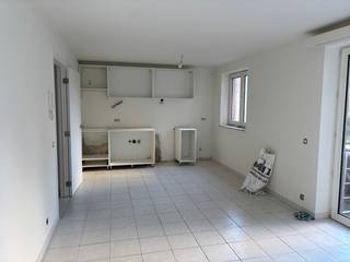 Studio op wandelafstand van station Gent Sint-Pieters, vlotte verbinding met het openbaar vervoer, wagen, ... gelegen nabij winkels, universiteiten, ... De indeling is de volgende: inkomhal, leefruimte met keuken, badkamer met douche, lavabo en toilet, opgelet geen aansluiting wasmachine aanwezig! De ruimtes worden nog afgewerkt en geschilderd, direct beschikbaar, te bespreken - huurprijs 625 euro/maand + 65 euro/maand gemeenschappelijke kost incl. verbruik water. Enkel zelf nog een abonnement voor elektriciteit af te sluiten. Geschikt voor één persoon met domicilie (of betalen van taks tweedeverblijf), geen huisdieren.