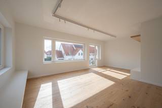 Dit lichtrijk appartement werd volledig gerenoveerd met kwalitatieve materialen en bestaat uit: <br /><br />Lichtrijke woonkamer met open keuken die volledig werd ingericht. Apart toilet.<br />Hoofdslaapkamer voorzien van ingebouwde kasten en privatieve doucheruimte.<br />Twee slaapkamer met ruimte voor een dubbel bed die eveneens over zijn privatieve doucheruimte beschikt.<br /><br />Modern appartement met tijdloze uitstraling in een kleine residentie in Duinbergen.