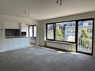 Nieuw ruim 2-slaapkamerappartement met terras in hartje Mechelen.Dit lichtrijke appartement van ca. 100 m² is ideaal gelegen in het centrum van Mechelen, op wandelafstand van winkels, horeca en openbaar vervoer.Via de lift of trap bereik je het appartement. De ruime inkomhal vormt het centrale punt van de woning en geeft toegang tot alle ruimtes. Hier vind je een apart toilet, een badkamer(inloopdouche, dubbele lavabo met spiegelkast en kolomkast), wasplaats en twee ruime slaapkamers van 16,8 m² en 12,2 m². Verder is er een living met open keuken welke voorzien is dubbele spoeltafel, combi-oven, kookplaat, vaatwas, frigo met diepvries.Interesse? Neem snel contact op voor een bezoek! 015/27.01.61