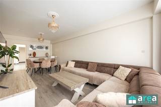 <h2><span>Ruim 2-slpk appartement met terras op centrale locatie in Berchem</span></h2><p><span>Ligging:</span><span> Dit 2-slaapkamerappartement is gelegen op een strategische en uiterst bereikbare locatie aan de Diksmuidelaan in Berchem. Dankzij deze centrale ligging bevindt u zich hier op een boogscheut van het station Antwerpen-Berchem en diverse openbaar vervoersverbindingen. In de directe nabijheid geniet u van een gevarieerd aanbod aan winkels, supermarkten en gezellige eetgelegenheden. Bovendien bent u met de wagen via de Singel en de Antwerpse Ring in een mum van tijd op weg naar het stadscentrum of de omliggende regio's. </span></p><p><span>Indeling:</span><span> U betreedt het appartement via de inkomhal (6m²) die direct toegang geeft tot alle ruimtes. Aan de voorzijde bevindt zich de royale, lichtrijke leefruimte (32m²) met daarnaast de functionele keuken (7,5m²). Zowel via de keuken als de living heeft u toegang tot een gezellig balkon (2m²) aan de straatzijde. Praktisch ingedeeld bevindt zich aansluitend aan de keuken een handige berging/washok (5m²). Centraal in het appartement bevindt zich het aparte toilet (2m²) en de badkamer (4m²). Aan de rustige achterzijde bevinden zich de 2 slaapkamers (14m² & 7m²). De kleinste slaapkamer (7m²) biedt bovendien rechtstreekse toegang tot het achterliggende terras (5m²).</span></p><p><span>Verder zijn de ramen reeds vervangen maar er is nog geen nieuwe EPC opgemaakt.</span></p><p><span>Troeven:</span></p><p><span>- Lichtrijk</span></p><p><span>- Netto-rendement van 4.5%</span></p><p><span>- 90m² cfr. EPC</span></p><p><span>Renovatieverplichting residentiële gebouwen van toepassing. Meer info: https://energiesparen.be/renovatieverplichting</span></p>