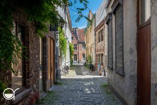 Gelegen in de Hertogstraat 10, een rustige zijstraat van de Kraanlei, bevindt u zich midden in het historische centrum van Gent. De Vrijdagmarkt, het Gravensteen, de Korenmarkt en tal van gezellige restaurants, cafés en winkels bevinden zich op wandelafstand.<br /><br />Het instapklare appartement, in Residentie Minnepand, is gelegen op de eerste verdieping en verwelkomt u betreedt het appartement via een ruime inkomhal met gastentoilet en praktische berging. De lichtrijke leefruimte staat in directe verbinding met de aparte keuken.<br /><br />Verder beschikt het appartement over twee volwaardige slaapkamers, elk met hun eigen sanitair. De master bedroom heeft een aansluitende, ruime badkamer met dubbele lavabo, ligbad en toilet. De tweede slaapkamer beschikt over een eigen badkamer met douche en lavabo, wat extra comfort en privacy biedt.<br /><br />Tot slot hoort bij het appartement ook een ondergrondse kelderberging<br /><br />Is dit appartement op unieke locatie iets voor u? Plan dan uw afspraak in via onze website hertogstraat10.rosseel.be.<br /><br />Indien meerdere keren de vraagprijs wordt geboden, behoudt de eigenaar zich het recht om eventueel onder gesloten enveloppe te laten bieden door degenen die de vraagprijs boden.