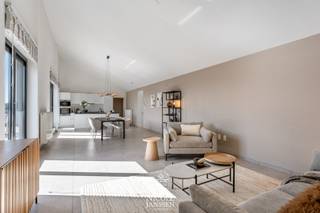 Dit royale duplex penthouse is zeer ruim ingedeeld met o.a. twee slaapkamers, twee badkamers en een mooie leefruimte met open keuken. Genieten in...