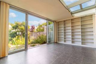 <p>Deze karaktervolle woning is gelegen in Antwerpen, op een boogscheut van de Jan Van Rijswijcklaan en de Expowijk. Winkels, scholen en openbaar vervoer bevinden zich in de nabije omgeving. Een centrale en vlot bereikbare ligging met alle dagelijkse voorzieningen binnen handbereik.</p><p>Achter de authentieke gevel bevindt zich een ruime en lichtrijke woning met een aangename indeling. De groene voortuin zorgt voor een aangename buffer met de straat en biedt praktische ruimte voor het stallen van fietsen.<br />Via de inkomhal bereikt u de royale leefruimte met open keuken van ca. 60 m². Grote raampartijen brengen veel natuurlijk licht binnen en zorgen voor een mooie verbinding met de stadstuin van ca. 65 m² achteraan. Daarnaast beschikt de woning over een zeer praktische kelder met veel bergruimte.</p><p>Op de eerste verdieping bevinden zich twee ruime slaapkamers met ingemaakte kasten, een dressing en een badkamer met douche, lavabo en toilet. Vanuit één van de slaapkamers is de vide met zicht op de leefruimte bereikbaar, ideaal als bureau, leeshoek of ontspanningsruimte. De tweede verdieping biedt plaats aan twee zeer ruime slaapkamers van ca. 20 m² en een extra toilet.</p><p>Troeven<br />- 4 ruime slaapkamers<br />- Ingemaakte kasten<br />- Royale leefruimte met open keuken van ca. 60 m²<br />- Vide met zicht op de leefruimte<br />- Stadstuin van ca. 65 m²<br />- Groene voortuin met plaats voor fietsen<br />- Zeer praktische kelder met veel bergruimte<br />- EPC-label B<br />- Elektriciteit conform<br />- Centrale ligging<br />- Authentieke elementen</p><p>Interesse? Neem contact op voor meer informatie of een bezichtiging: <strong>info@markasa.be</strong><strong> </strong>of<strong> 03/827.72.92</strong></p>
