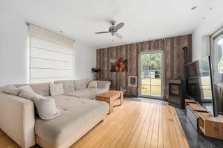 <p>Deze woning uit 2000 combineert een praktische indeling met veel ruimte en een vlotte bereikbaarheid nabij openbaar vervoer en belangrijke invalswegen. De ruime garage van 43 m² biedt niet alleen plaats voor voertuigen, maar kan ook perfect dienen als magazijn of opslagruimte voor zelfstandigen of hobbyisten. Binnen geniet je van een lichtrijke leefruimte, drie ruime slaapkamers en een grote bergzolder van 40 m² die extra mogelijkheden biedt. De praktische indeling maakt deze woning bijzonder geschikt voor gezinnen die comfortabel willen wonen met voldoende bergruimte. Ook de ruime tuin vormt een mooie meerwaarde voor wie graag buiten geniet.</p>

<p>• Inkomhal (8 m²) met gastentoilet</p>

<p>• Ruime woonkamer (34 m²) met aangename lichtinval</p>

<p>• Volledig ingebouwde keuken (12 m²)</p>

<p>• Berging (7 m²) met aansluiting voor wasmachine en droogkast</p>

<p>• Garage/magazijnruimte (43 m²) met tal van mogelijkheden</p>

<p>• Badkamer (9 m²) uitgerust met ligbad, douche en dubbele wastafel</p>

<p>• 3 ruime slaapkamers (18 m², 17 m² en 13 m²)</p>

<p>• Polyvalente ruimte (11 m²) geschikt als bureau of hobbyruimte</p>

<p>• Ruime bergzolder (40 m²)</p>

<p>• Praktische tuin met veel gebruiksmogelijkheden</p>

<p>Troeven</p>

<p>• Grote garage die ook bruikbaar is als magazijn of opslagruimte</p>

<p>• 3 ruime slaapkamers en een grote bergzolder van 40 m²</p>

<p>• Ruime tuin en praktische indeling voor comfortabel gezinswonen</p>

<p>Neem vandaag nog contact op met je ERA-makelaar voor een bezoek. JOUW DROOMHUIS. ZO GEVONDEN!</p>