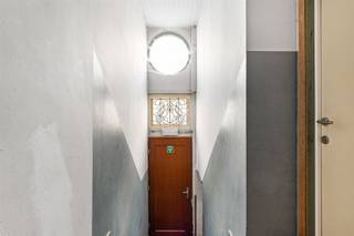 <p><span>Te renoveren woning op gegeerde locatie</span></p><p><span> </span></p><p><span>OMGEVING</span></p><p><span>Gelegen in de gegeerde Sint-Hubertusstraat te Berchem bevindt zich deze karaktervolle woning met bijzonder veel potentieel. De straat staat bekend om haar charmante gevels en aangename woonomgeving, op een steenworp van winkels, scholen, openbaar vervoer en belangrijke invalswegen. Hier geniet u van een rustige woonstraat met tegelijk alle stedelijke voorzieningen binnen handbereik. Een top ligging voor wie comfortabel en centraal wil wonen in een levendige maar residentiële buurt.</span></p><p><span> </span></p><p><span>INDELING</span></p><p><span>De woning is momenteel opgedeeld in drie studio's, maar dient teruggebracht te worden naar haar oorspronkelijke bestemming als eengezinswoning. Dankzij de ruime structuur en de aanwezigheid van drie volwaardige verdiepingen, aangevuld met een souterrain, biedt dit pand een uitzonderlijke basis voor een prachtige renovatie.</span></p><p><span> </span></p><p><span>Na renovatie kan hier een royale gezinswoning ontstaan met tal van mogelijkheden qua indeling: lichtrijke leefruimtes, meerdere slaapkamers en badkamers en een comfortabele indeling. De authentieke structuur vormt de ideale canvas voor wie een woning volledig naar eigen smaak en noden wil creëren.</span></p><p><span> </span></p><p><span>BIJZONDERHEDEN</span></p><p><span>- Te renoveren woning met enorm potentieel</span></p><p><span>- Top locatie</span></p><p><span>- Elektriciteit conform</span></p><p><span>- Dak in goede staat en reeds geïsoleerd </span></p><p><span> </span></p>