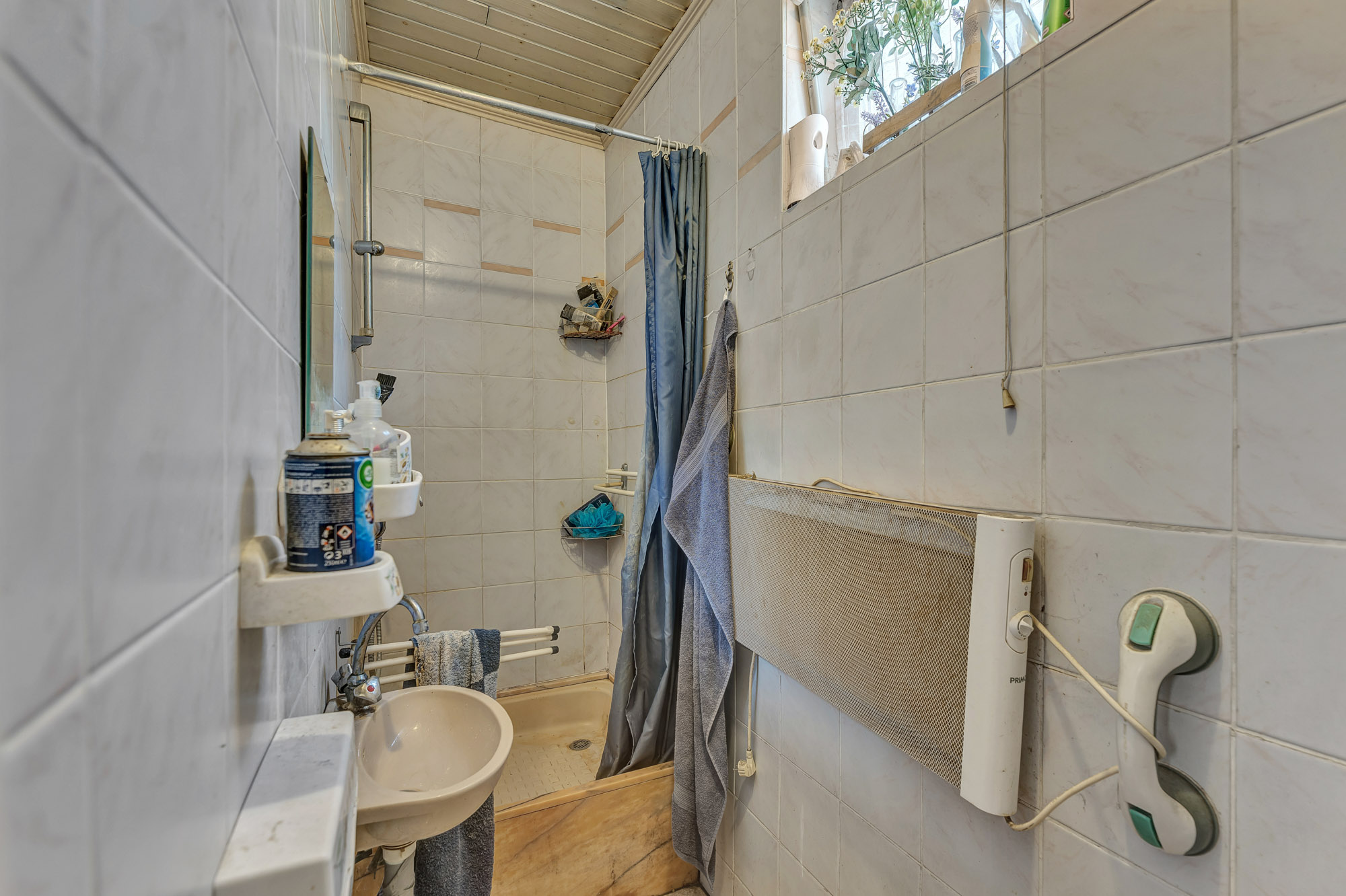 House in need of renovation in a convenient location in Mere - photo 4