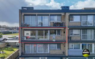 GERENOVEERD EN ENERGIEZUINIG 3 SLAAPKAMER APPARTEMENT 121M²<br /><br />Dit verrassend ruime appartement is gelegen in het centrum van Helchteren met een goede bereikbaarheid naar zowel winkels, scholen, restaurants als de oprit van de E314. Aangezien het appartement verhuurd is aan 850 euro per maand is dit ook zeer goede investering met een mooi rendement!<br /><br />Het appartement werd doorheen de jaren grondig gerenoveerd: zo werden de vloeren, ramen + rolluiken vernieuwd, een nieuwe keuken geplaatst, airco/inverters + 12 privatieve zonnepanelen geïnstalleerd. Dit alles resulteert in een zeer gunstig EPC label B ( EPC score 112 )<br /><br />Het lichtrijke appartement is gelegen op de tweede verdieping en is toegankelijk via zowel een trap als een lift. De leefruimte beslaat een oppervlakte van maar liefst 55 m² opgedeeld in een zithoek, een eetplaats en een moderne keuken. Dankzij de grote raampartijen kan u hier genieten van heel wat natuurlijke lichtinval. Bovendien beschikt u over een terras aan de voorzijde en een balkon aan de achterzijde.<br /><br />Voorts beschikt over een ruime inkomhal, 3 grote slaapkamers, een gastentoilet en een badkamer. Uw wagen kan u stallen in uw private garagebox en extra opbergruimte is voorzien in uw kelderberging.<br /><br />Enkele TROEVEN van dit appartement opgelijst:<br /><br />+ Energiezuinig: EPC is slechts 112!!!<br />+ Voorzien van 12 privatieve zonnepanelen x 375 Wp<br />+ Gebouw voorzien van lift<br />+ Ideale investering: mooie huuropbrengst<br />+ Lichtrijk appartement 121 m² met 3 slaapkamers<br />+ Terras aan voorzijde + balkon aan achterzijde<br />+ Garagebox + kelderberging inbegrepen<br />+ Airco / inverter voorzien<br />+ Rolluiken + zonneluifel<br /><br />Kortom, een zeer ruim, gerenoveerd en energiezuinig appartement voor iemand die op zoek is naar veel waar voor zijn geld! Meer info? Contacteer Maarten Delbroek via maarten@vestio.com of bel naar 0471/034804.<br /> 