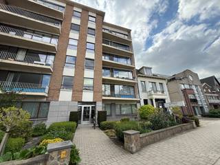 Dit recent opgefriste gelijkvloerse appartement is ideaal gelegen tussen het UZ Gent en het Sint-Pietersstation.Dankzij de uitstekende bereikbaarheid...