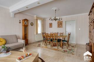 Bent u op zoek naar een verzorgd appartement op een vlot bereikbare locatie? Dan is dit appartement aan de Valkstraat 1 in Lommel zeker een bezoek waard.<br /><br />Het appartement bevindt zich op een rustige, maar centrale ligging, op korte afstand van het centrum van Lommel. Winkels, supermarkten, scholen, openbaar vervoer en tal van horecazaken bevinden zich in de nabije omgeving. Bovendien geniet u van een vlotte verbinding naar de omliggende gemeenten en belangrijke invalswegen.<br /><br />Als extra troef beschikt het appartement over een eigen garage, waardoor u steeds verzekerd bent van een veilige parkeerplaats of extra bergruimte.<br /><br /><strong>Troeven:</strong>
<ul><li>Gezellige en lichtrijke living</li><li>2 volwaardige slaapkamers</li><li>Badkamer met inloopdouche</li><li>PVC-ramen met dubbele beglazing</li><li>Eigen garage</li><li>Centrale ligging nabij het centrum van Lommel</li><li>Onmiddellijk beschikbaar</li></ul>