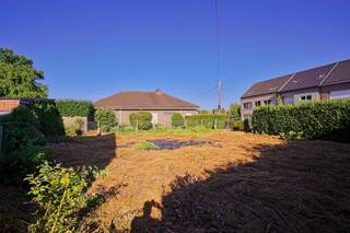 Deze bouwgrond is vrij van aannemer, voorzien van een zuid-gerichte tuinzone en heeft een oppervlakte van 404 m² groot. Hier kan u meer dan een volwaardige gezinswoning met een eventuele aparte garage bouwen. Deze bouwgrond is voorzien van oude goedgekeurde bouwvoorschriften wat u tal van voordelen geeft ten opzichte van een recente verkaveling! Verder kan u hier een woning bouwen met een gevelbreedte van 8 meter, een diepte van 10 meter, en dit ook op de eerste verdieping en een eventueel zadeldak. De garage kan achteraan op de perceelgrens voorzien worden en mag tot 4 meter breedte hebben. Winkels, scholen, openbaar vervoer en het stadscentrum zijn vlot bereikbaar, wat zorgt voor een aangename combinatie van wonen in het groen en dagelijkse voorzieningen dichtbij. Kortom voor de sneller beslisser! Bel of mail vandaag nog voor de voorschriften en het plan naar info@rosiersderidder.be of 052/41.41.94.<br /><br />Referentie: 5700